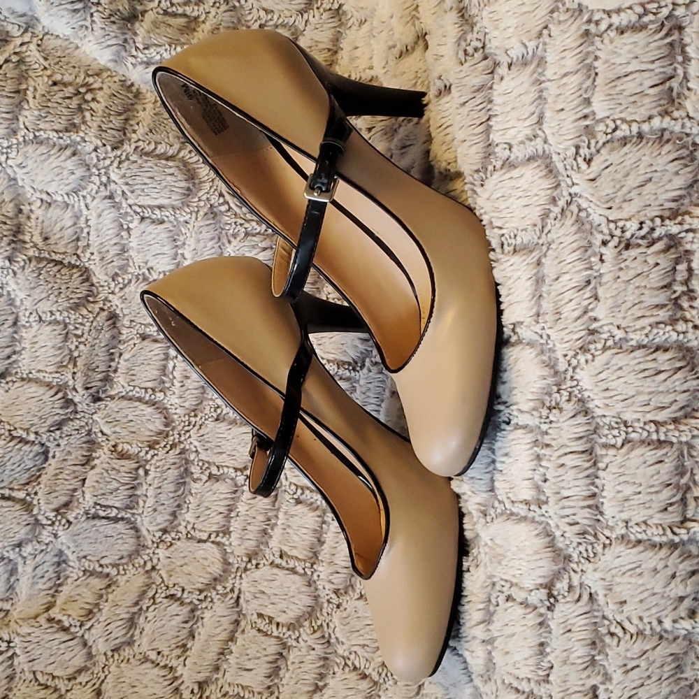 Mootsies Tootsies nude heels with black trim size 9.5